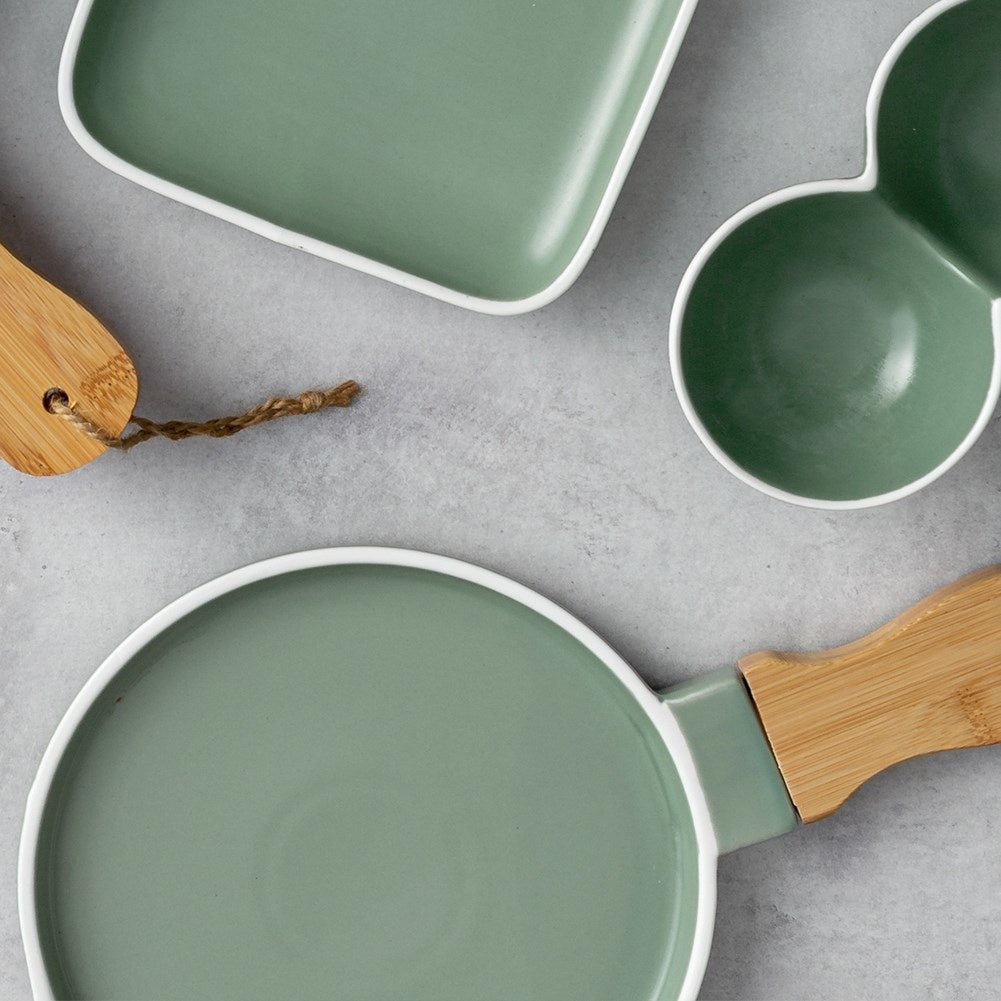 Serving platter in green porcelain with bamboo handle for snacks