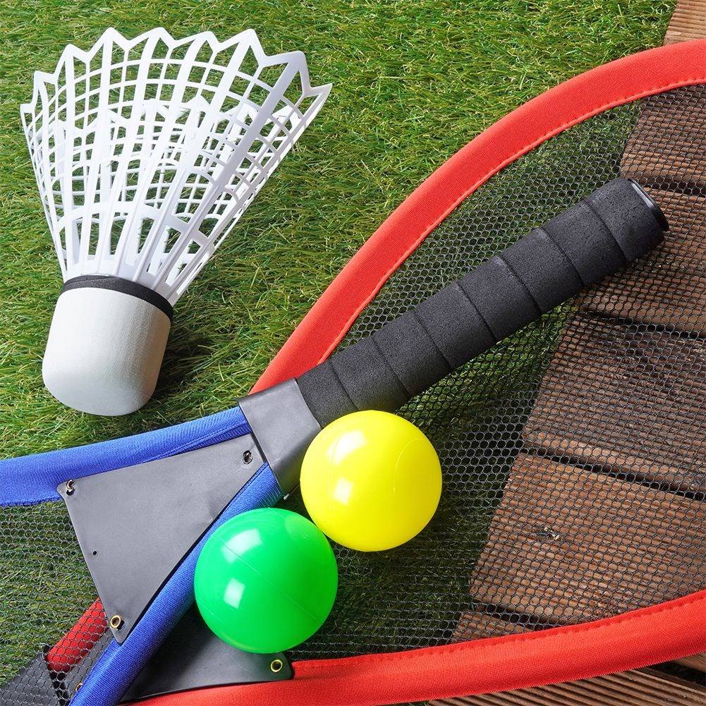 Set for two: Light and flexible rackets with balls