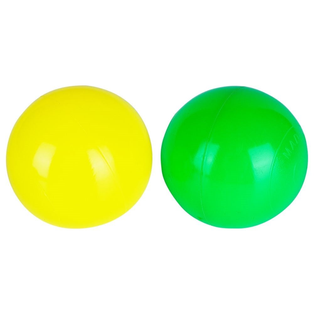 Set for two: Light and flexible rackets with balls