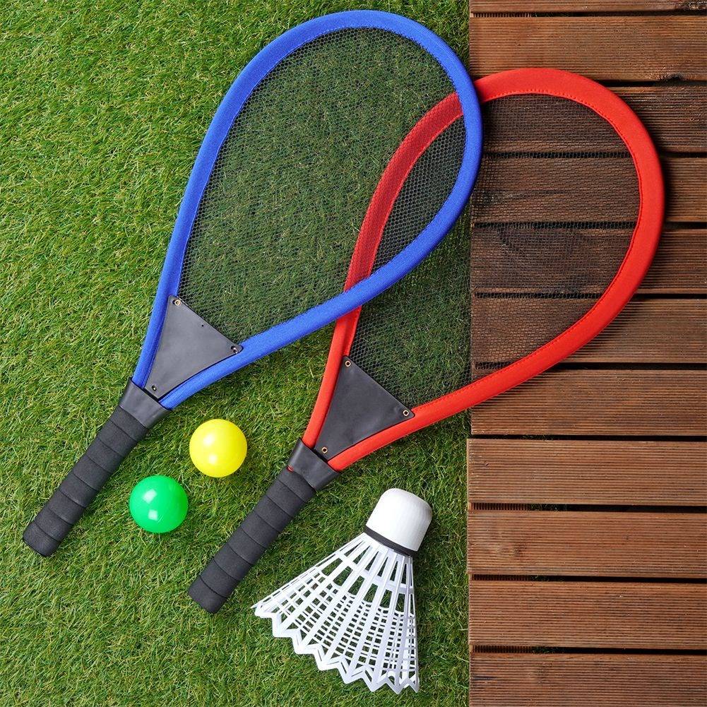 Set for two: Light and flexible rackets with balls