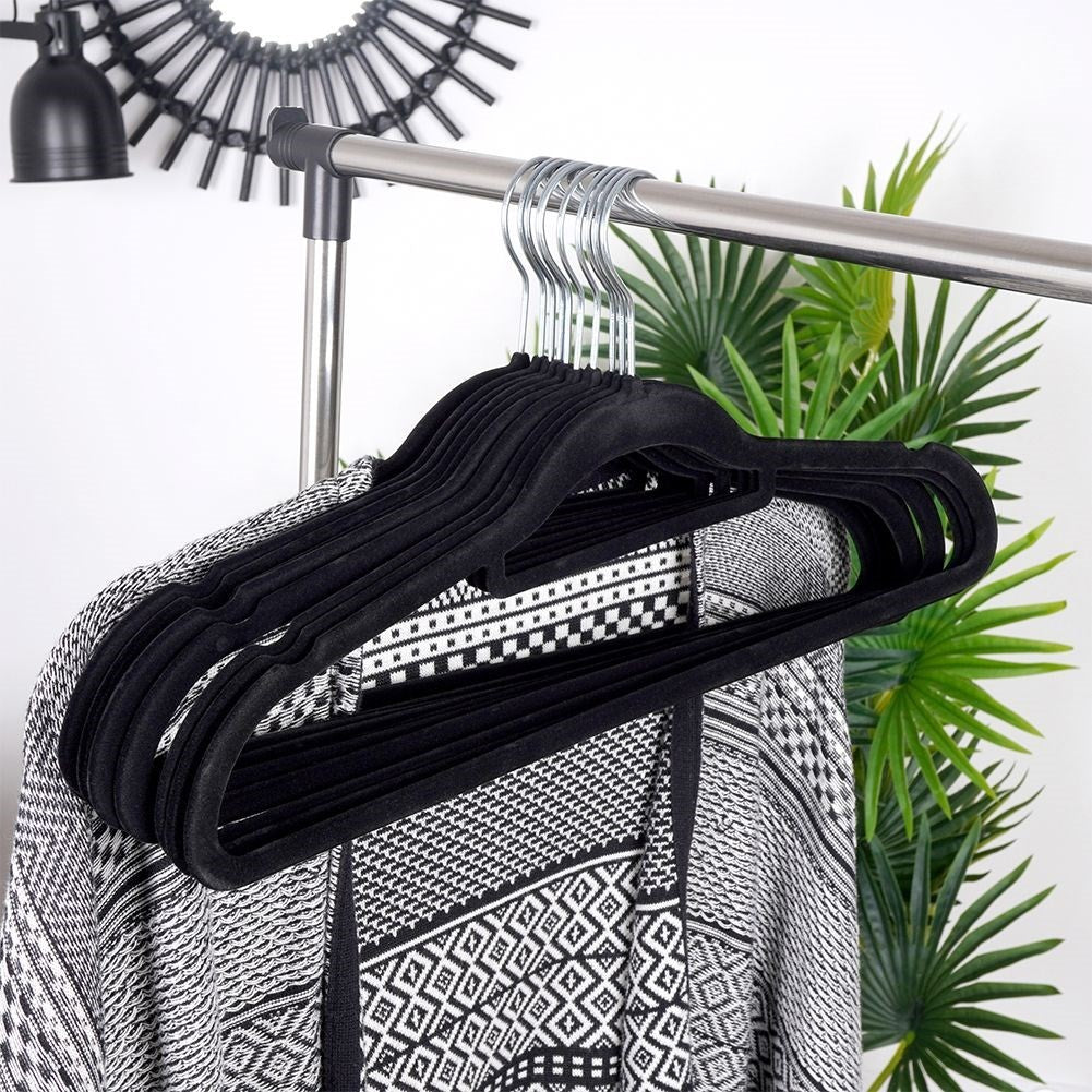 Set of 10 rotating clothes hangers in black velvet