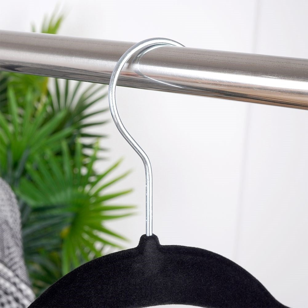 Set of 10 rotating clothes hangers in black velvet