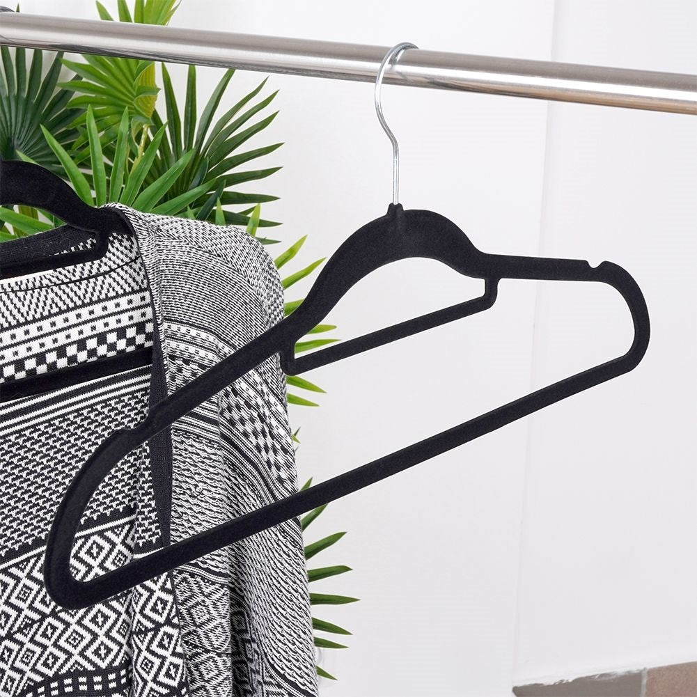 Set of 10 rotating clothes hangers in black velvet