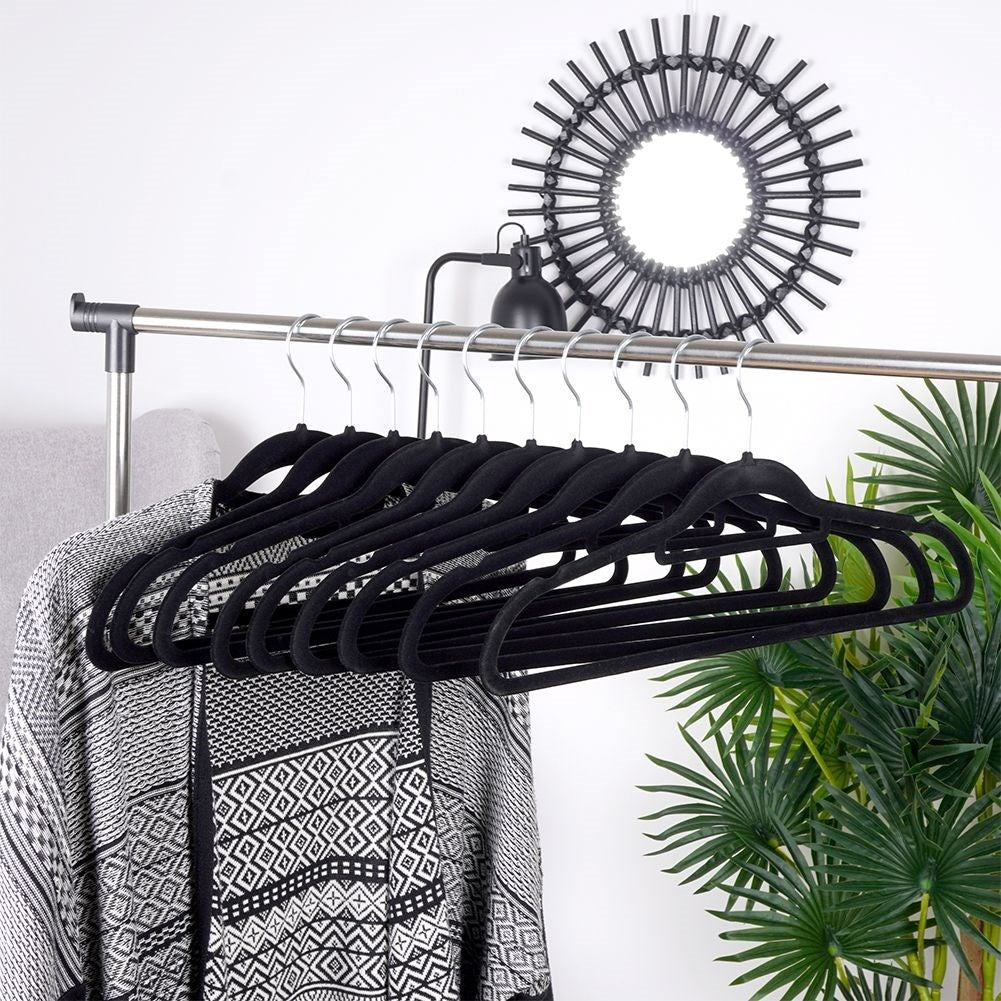 Set of 10 rotating clothes hangers in black velvet