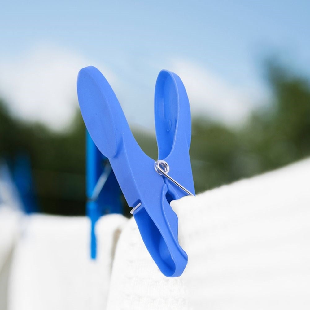 Set of 32 durable clothespins with a strong lock