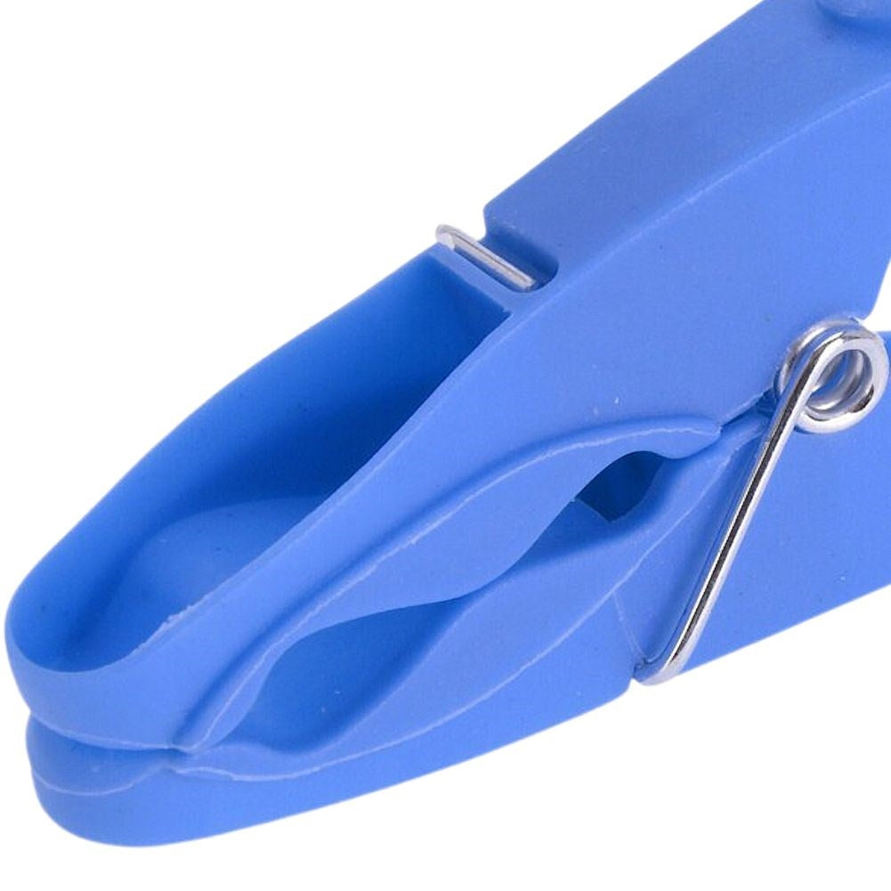 Set of 32 durable clothespins with a strong lock