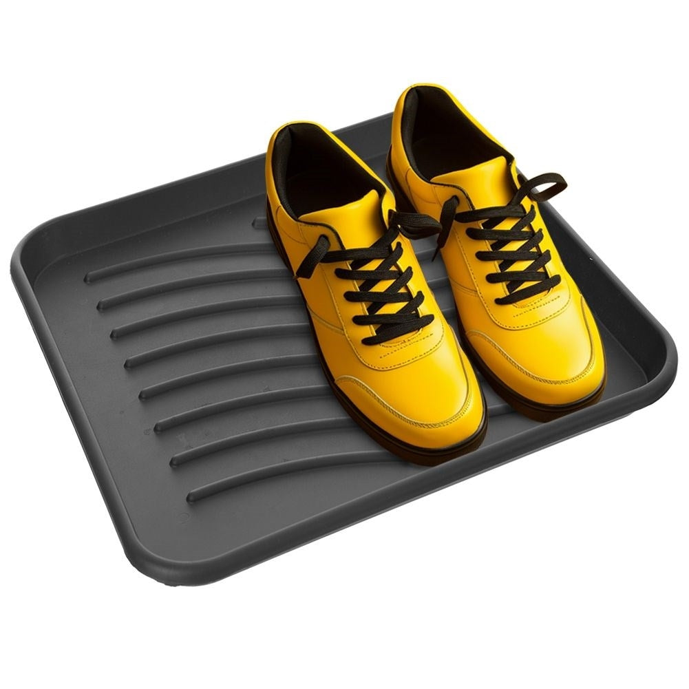 Shoe covers in black plastic - Keep the floors clean in the rain