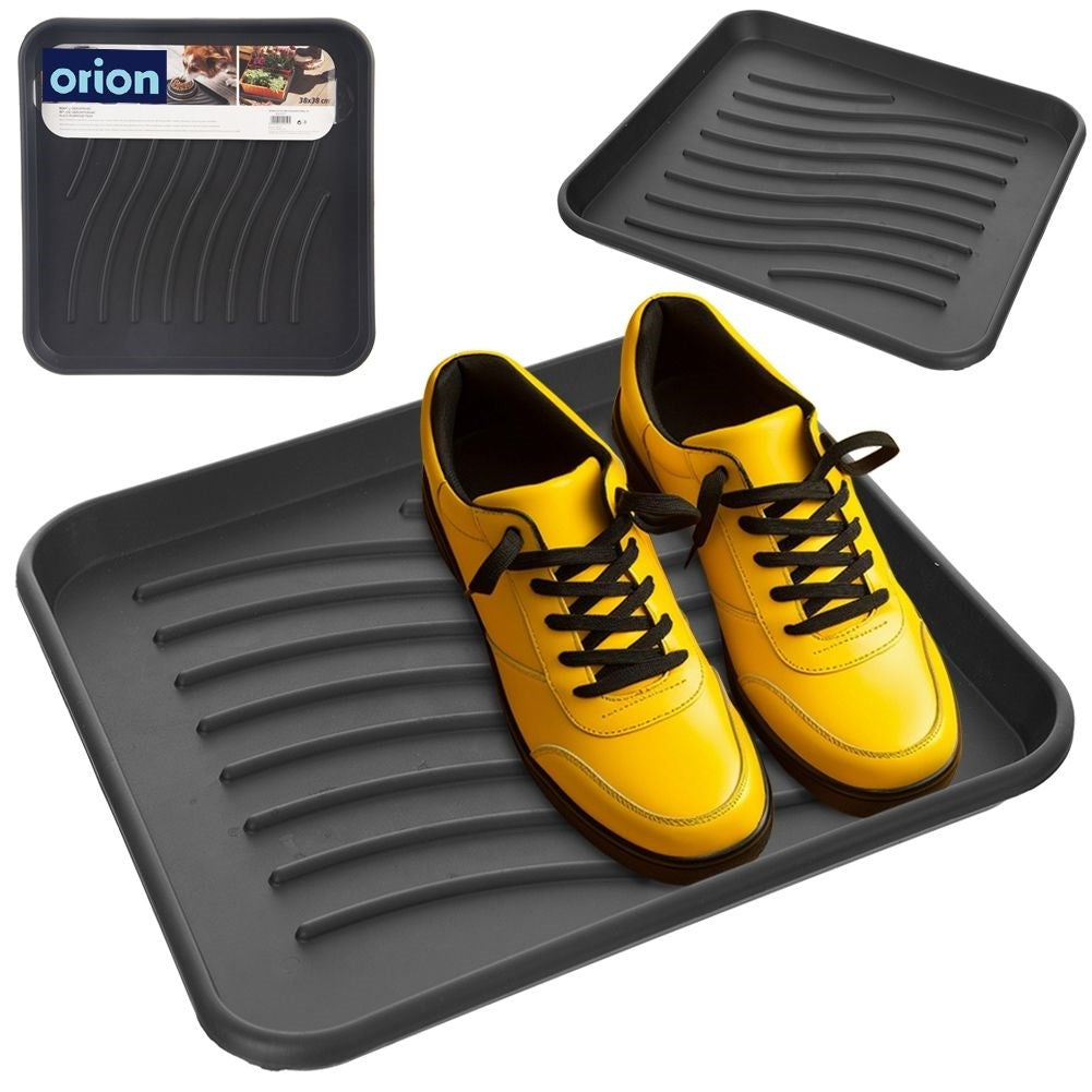 Shoe covers in black plastic - Keep the floors clean in the rain