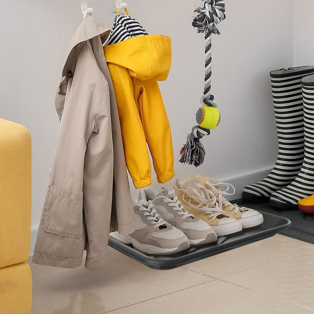 Shoe covers in black plastic - Keep the floors clean in the rain