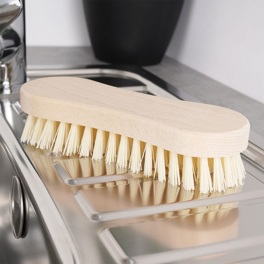 Short, hard brush for efficient cleaning of floors and surfaces