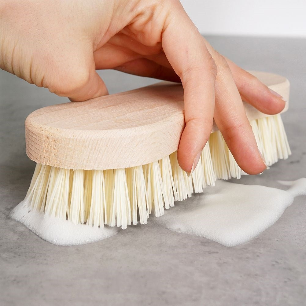 Short, hard brush for efficient cleaning of floors and surfaces