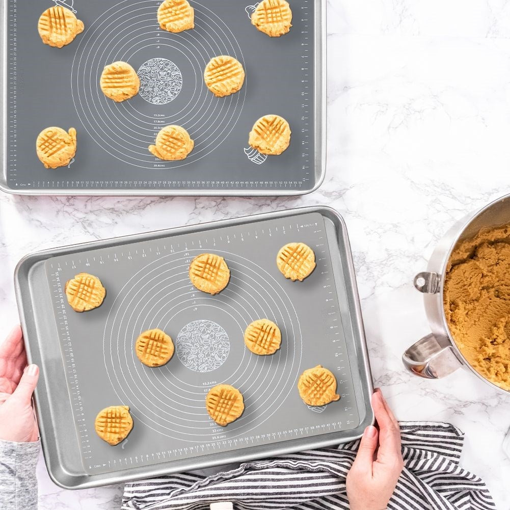 Silicone baking mat: Minimal flour, easy storage