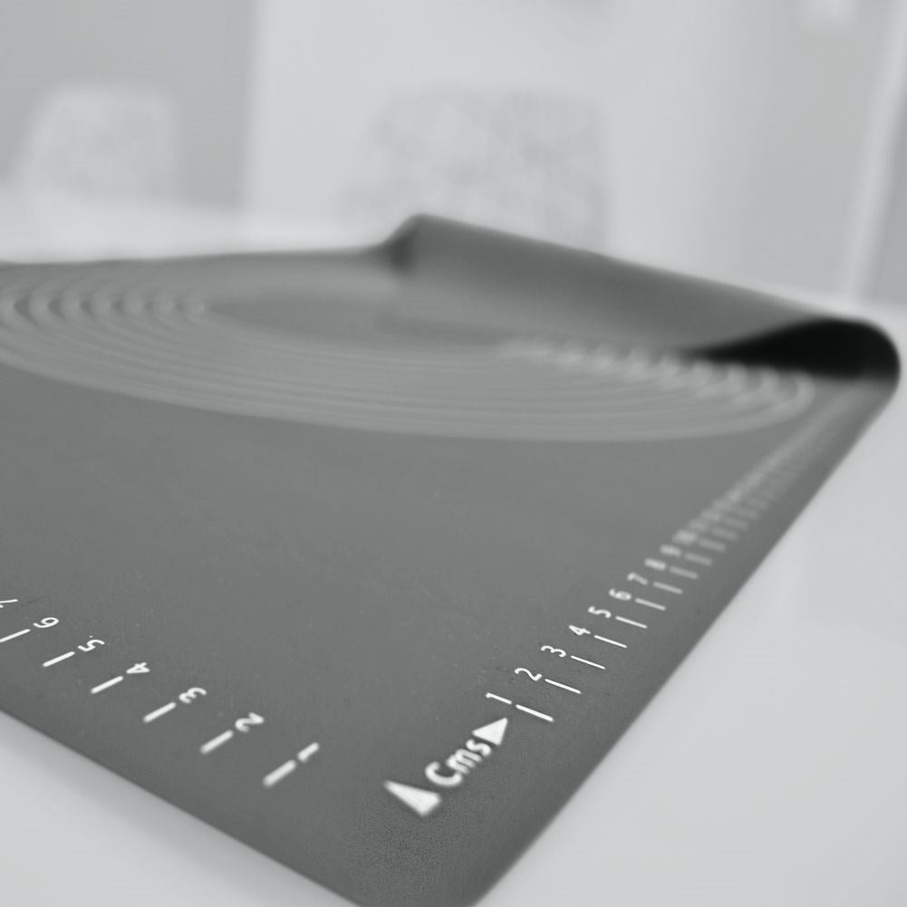 Silicone baking mat: Minimal flour, easy storage