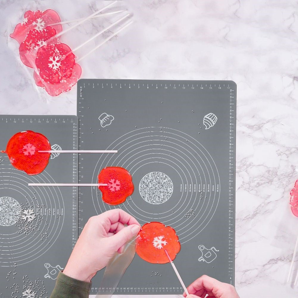 Silicone baking mat: Minimal flour, easy storage
