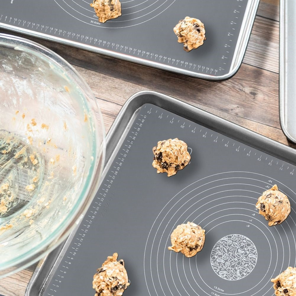Silicone baking mat: Minimal flour, easy storage