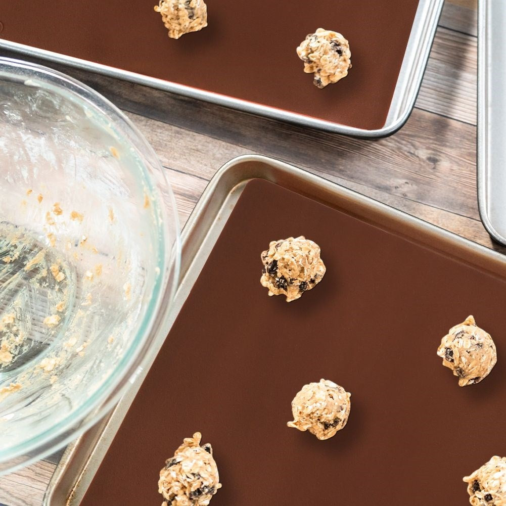 Silicone baking mat: Minimal flour, easy storage, roll/fold