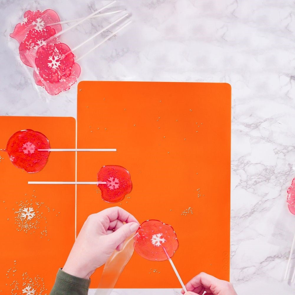Silicone baking mat: Minimal flour use, easy storage
