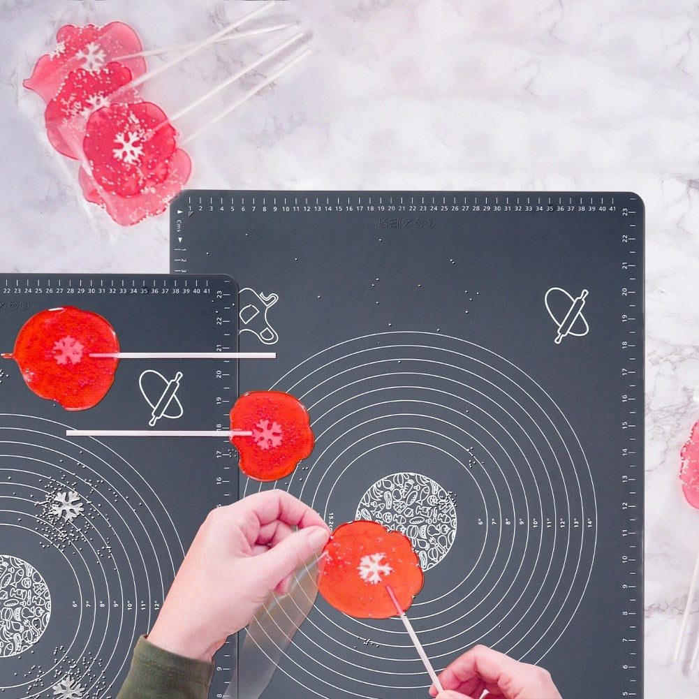 Silicone baking mat: minimal flour, space-saving, rollable
