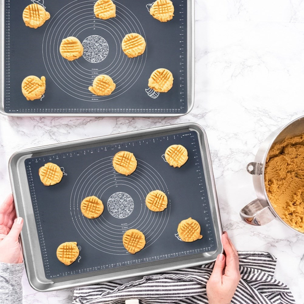 Silicone baking mat: minimal flour, space-saving, rollable