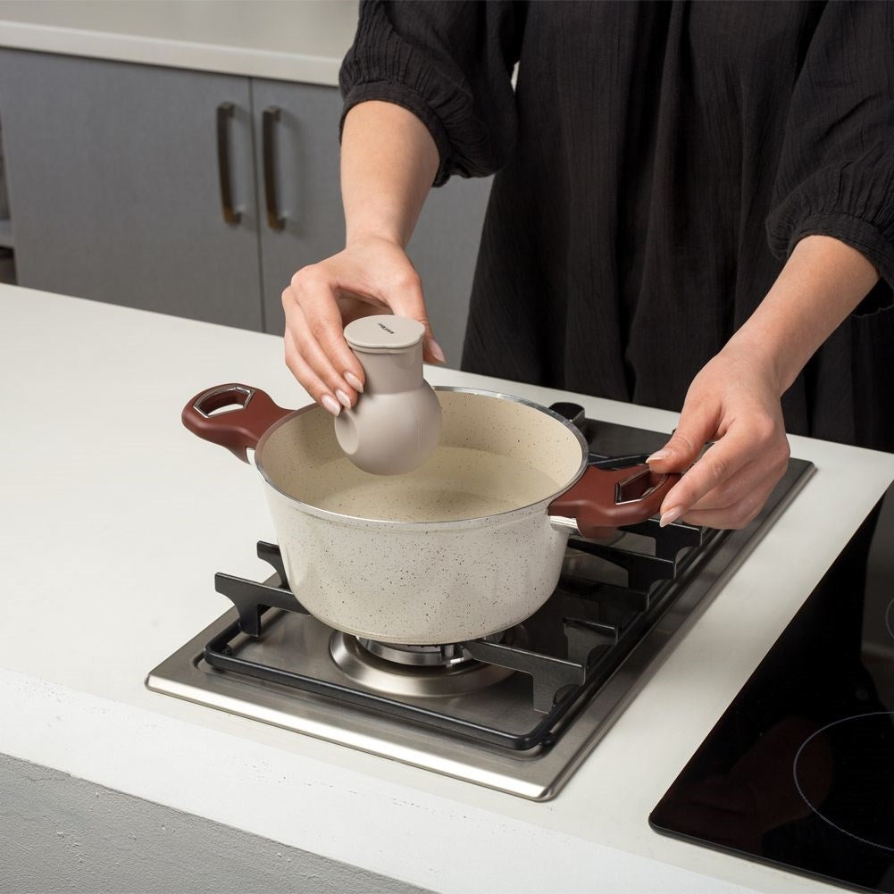 Silicone container with lid for melting in microwave