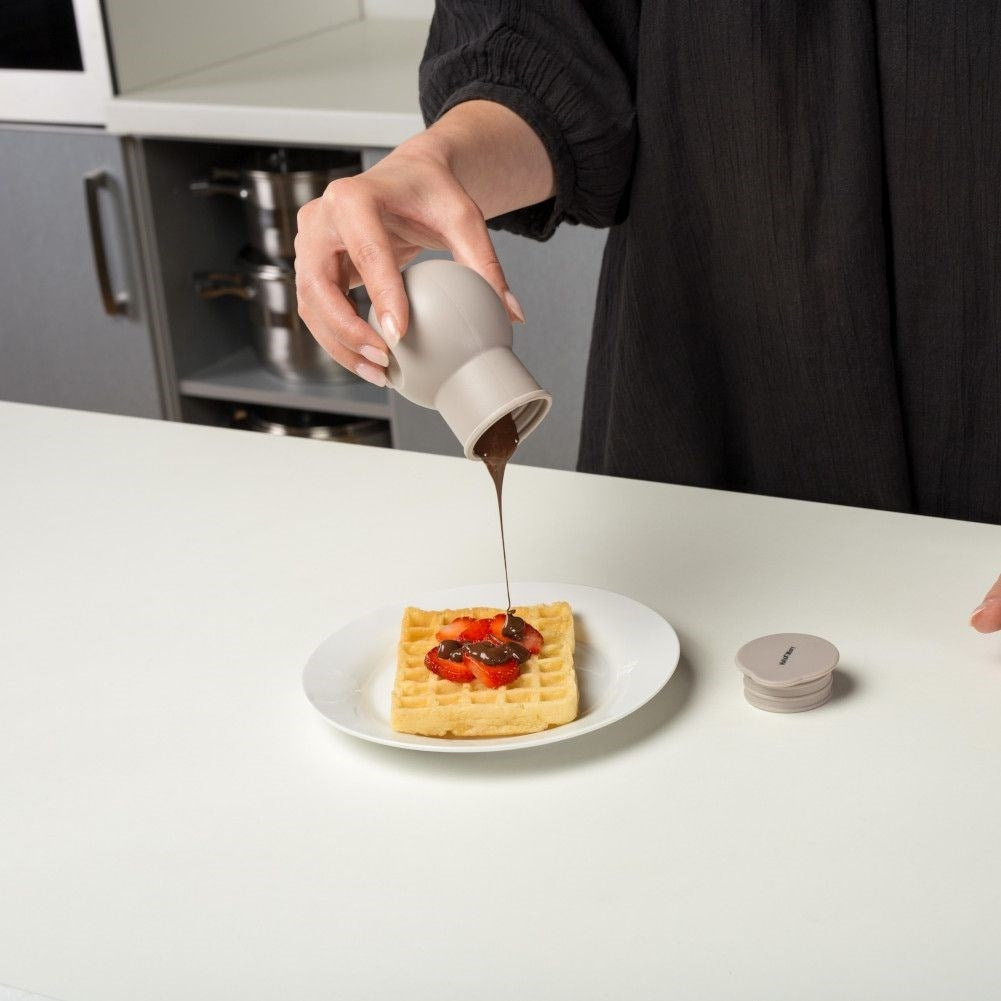 Silicone container with lid for melting in microwave
