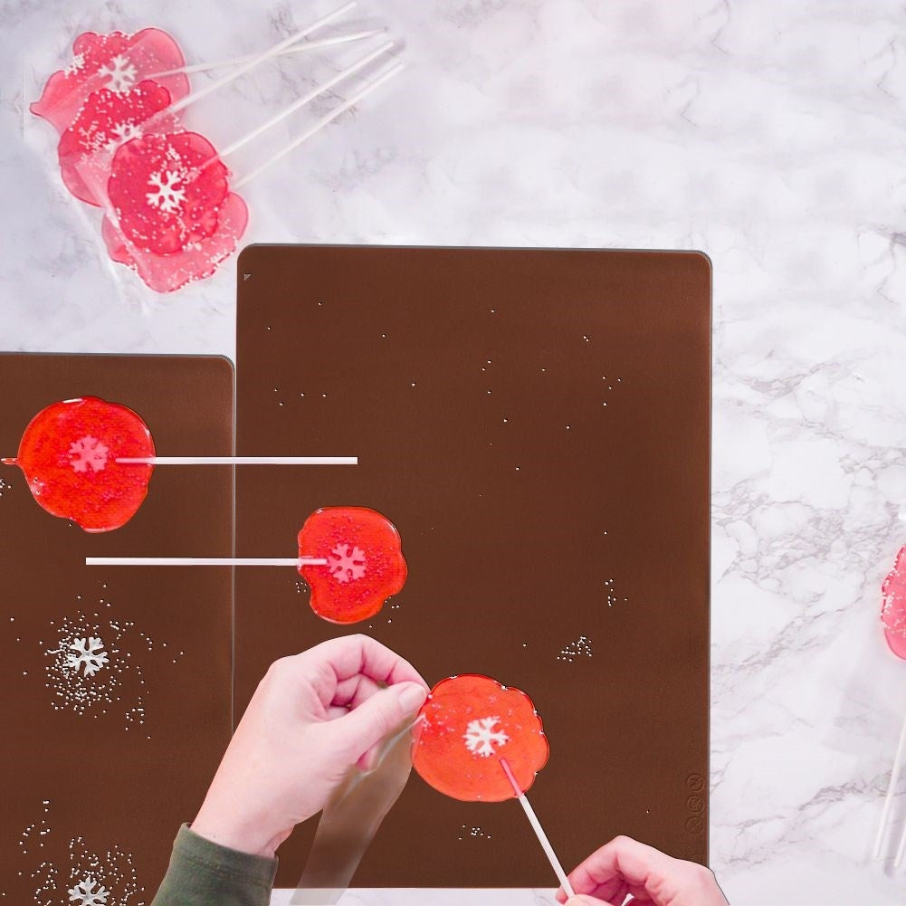 Silicone mat: Minimal flour, space saving, easy storage