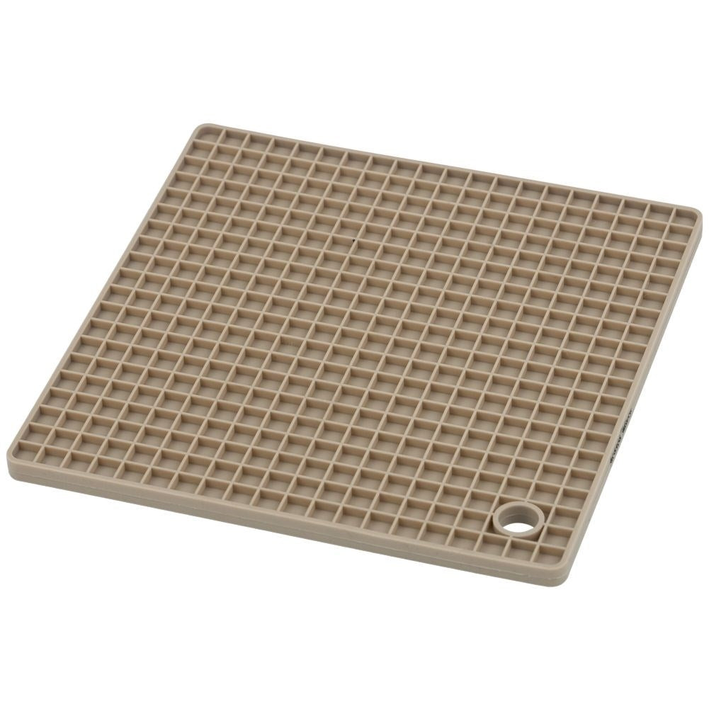 Silicone mat: Protects the bench from hot dishes.