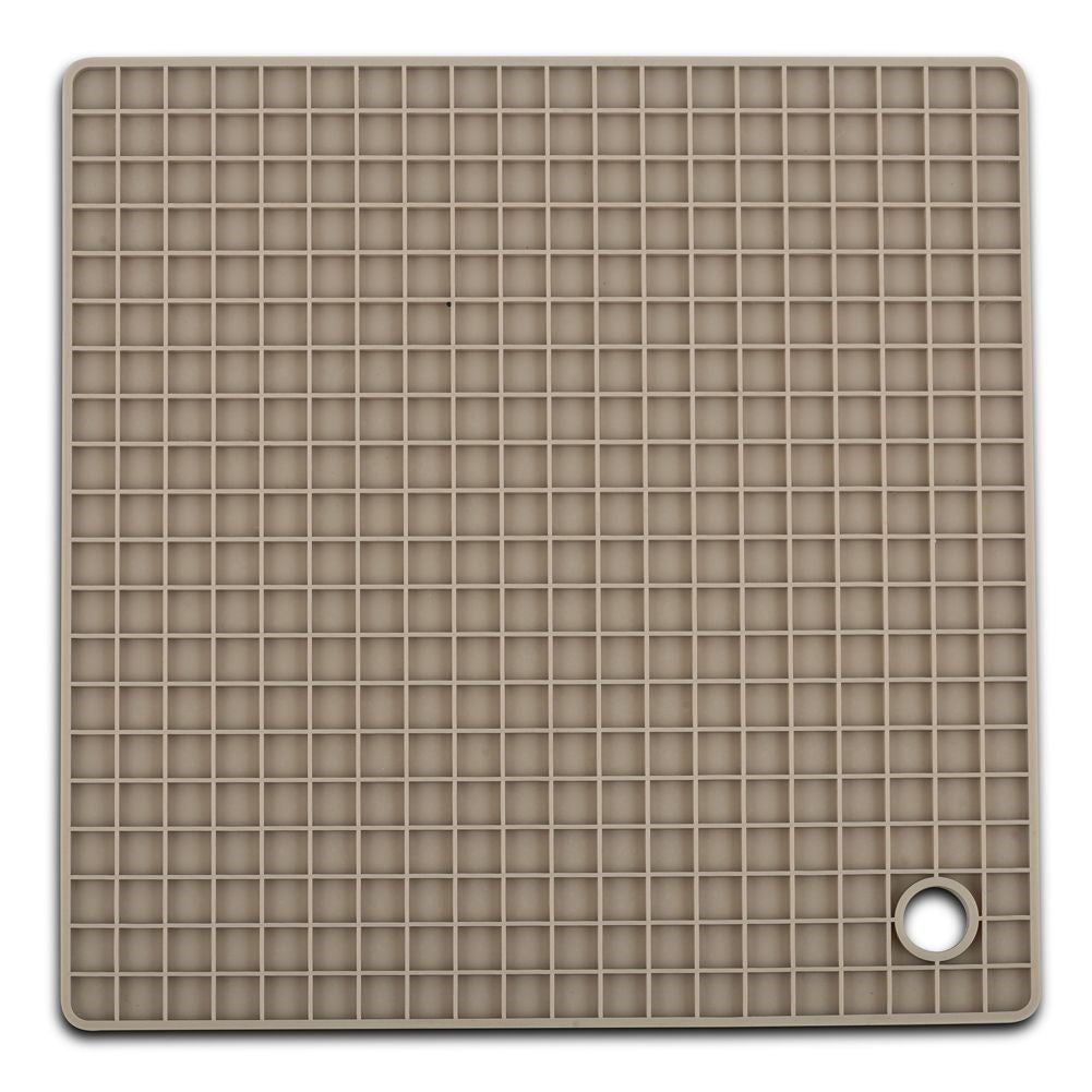Silicone mat: Protects the bench from hot dishes.