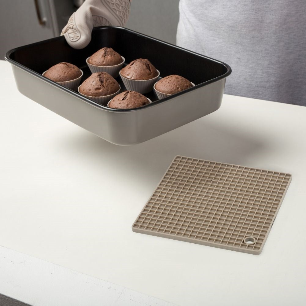 Silicone mat: Protects the bench from hot dishes.