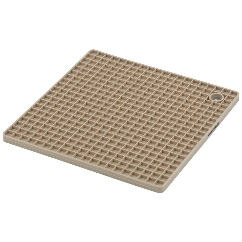 Silicone mat: Protects the bench from hot dishes.