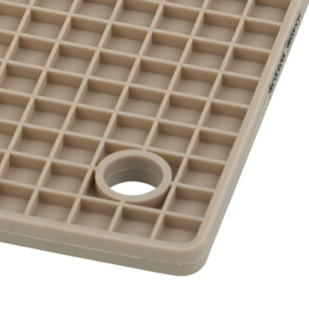 Silicone mat: Protects the bench from hot dishes.
