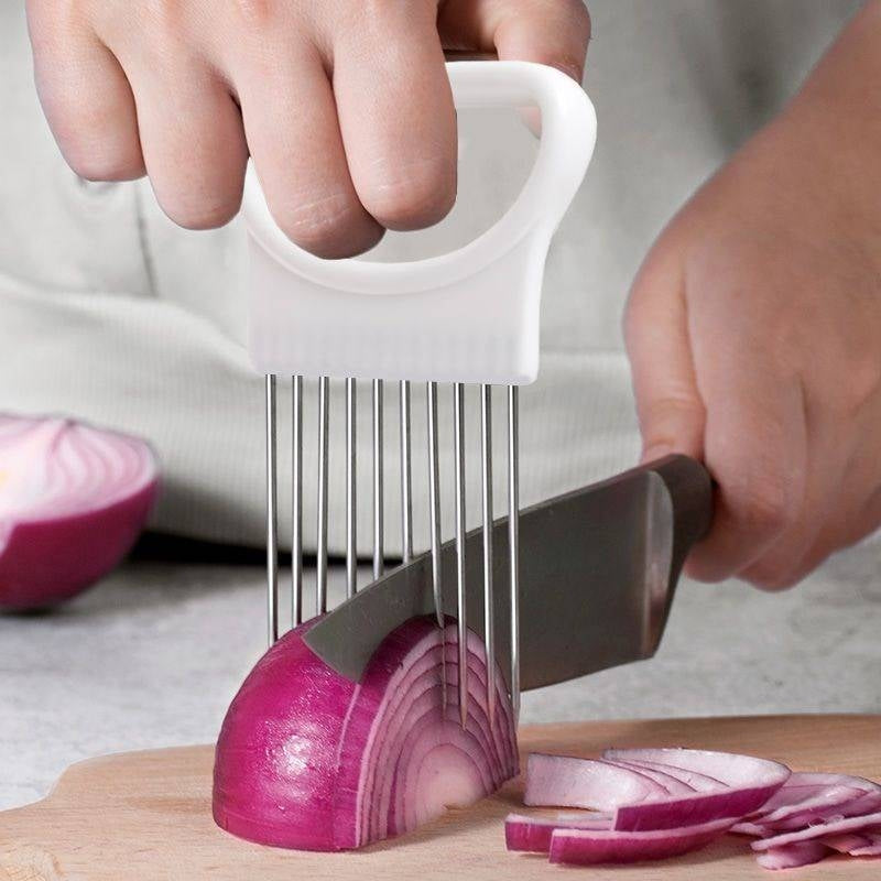 Simple and safe onion cutting with practical holder