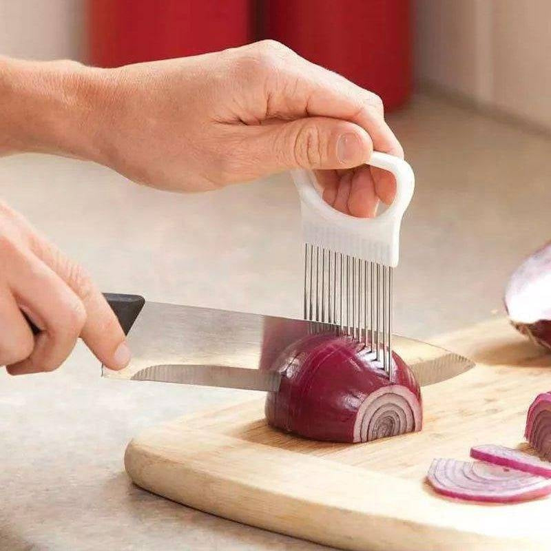 Simple and safe onion cutting with practical holder