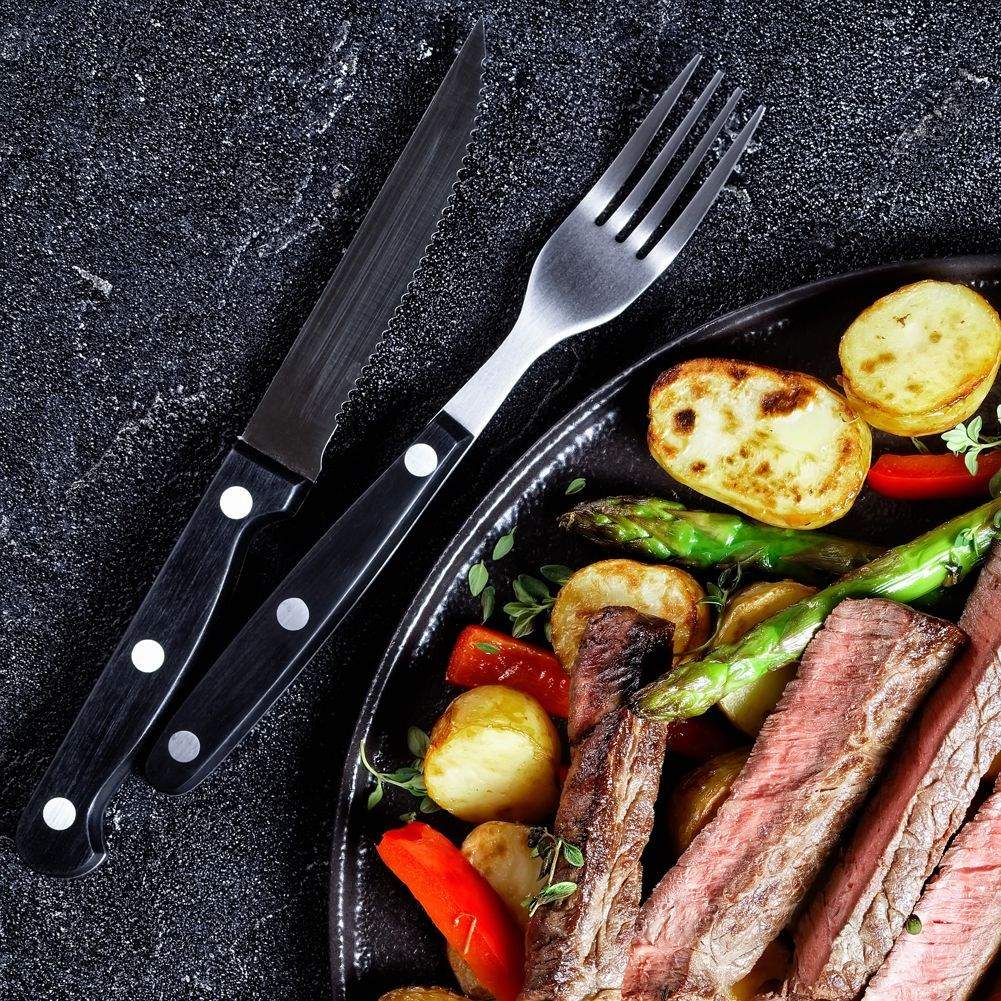 Six knives and forks, perfect for steak and pizza