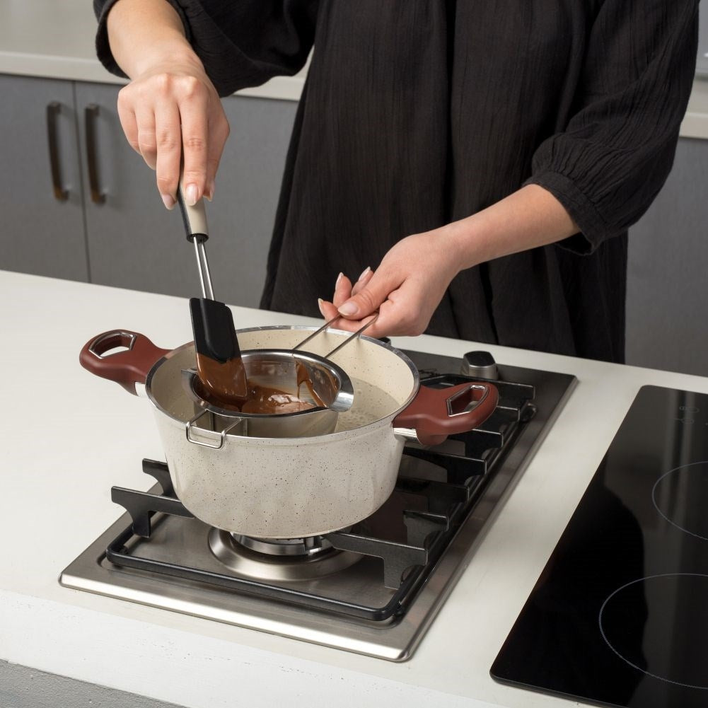 Small spatula for cakes, tarts and mixing ingredients