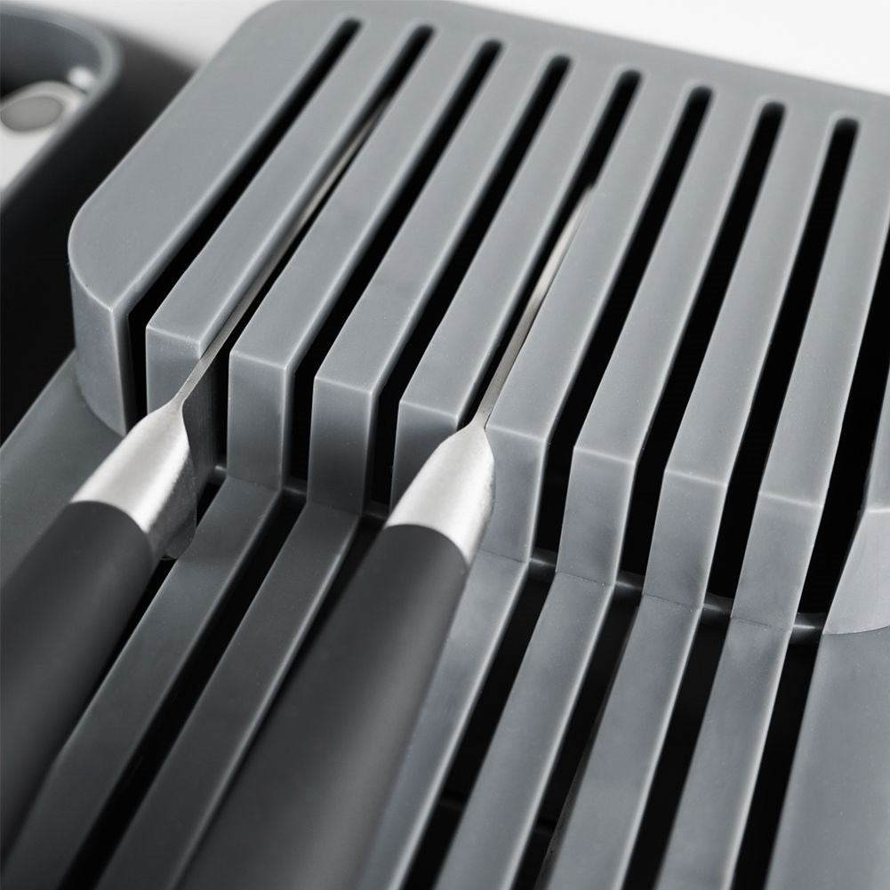 Smart and spacious knife organizer in durable material