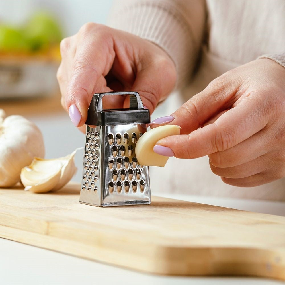 Smooth grater in stainless steel with 4 blades for garlic and spices