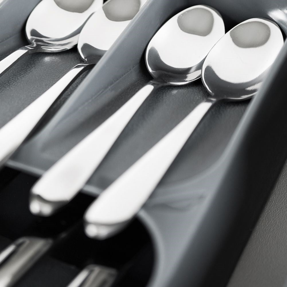 Spacious and practical cutlery box in durable material
