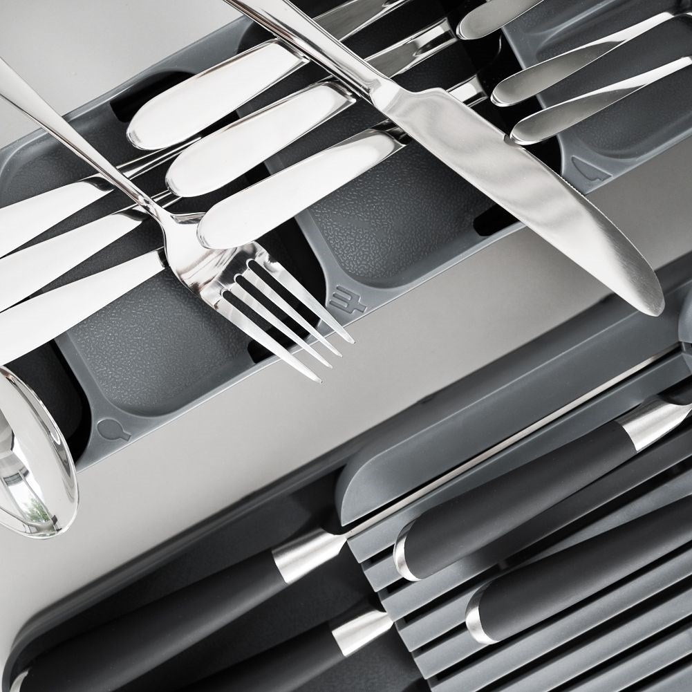 Spacious and practical cutlery box in durable material