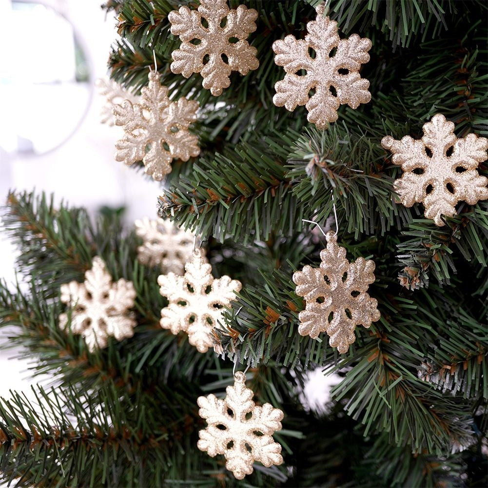 Sparkling snowflakes: 12 acrylic balls for elegant Christmas tree