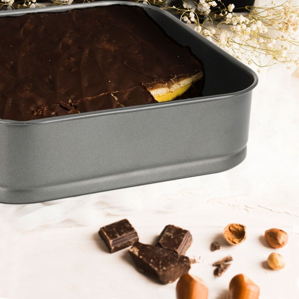 Square baking form with non-stick and removable edges