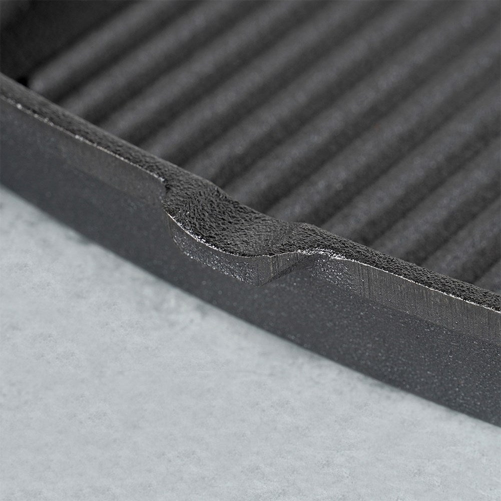 Square cast iron grill pan with grill base and silicone cover