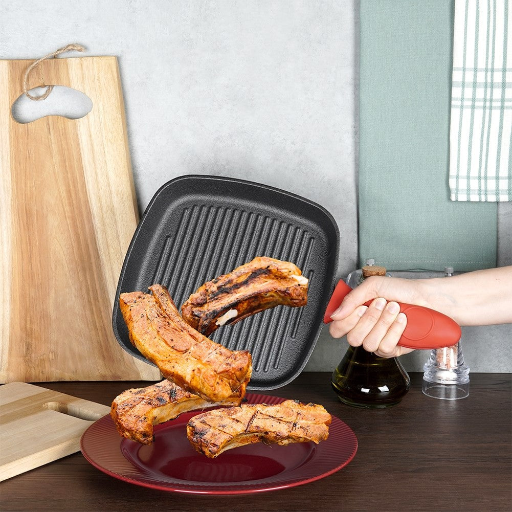 Square cast iron grill pan with grill base and silicone cover