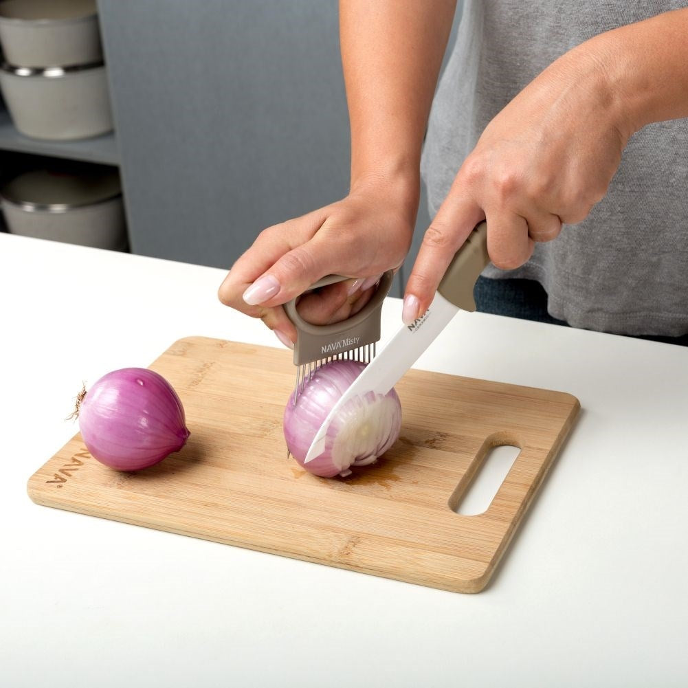 Stabilizing handle for easy and safe onion handling