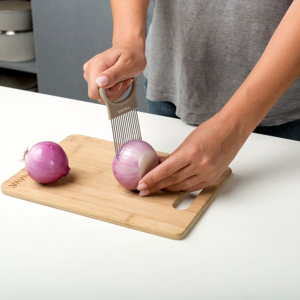 Stabilizing handle for easy and safe onion handling