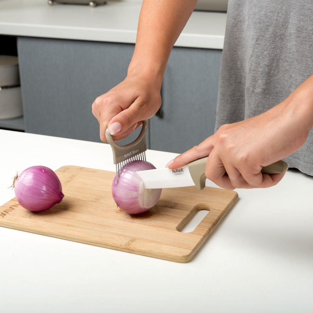 Stabilizing handle for easy and safe onion handling