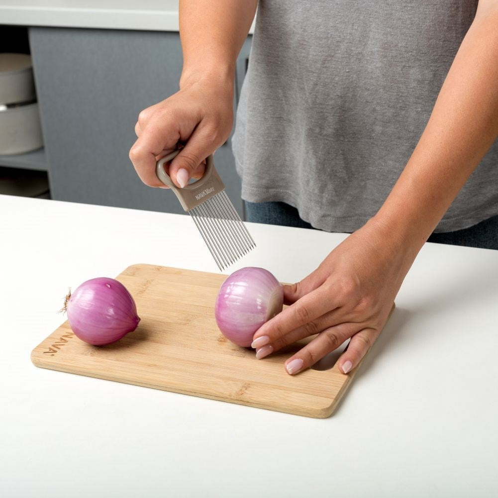 Stabilizing handle for easy and safe onion handling