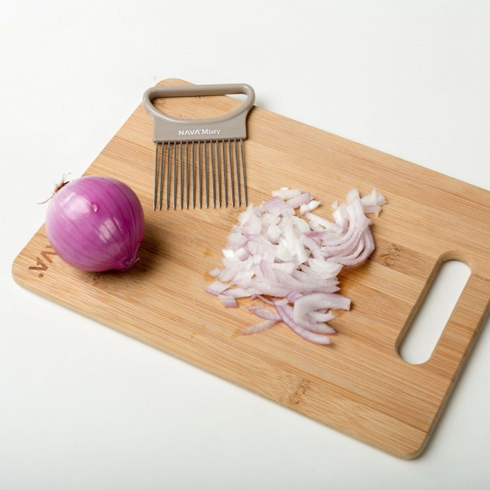 Stabilizing handle for easy and safe onion handling
