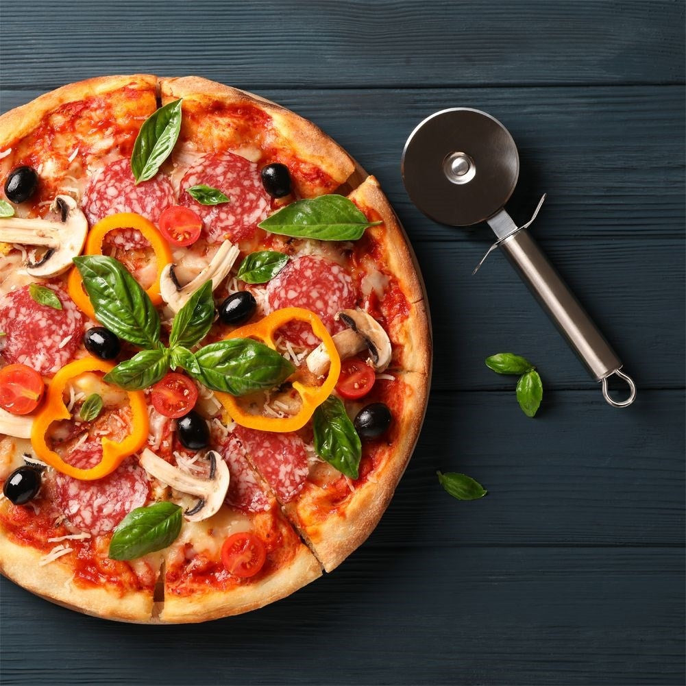 Stainless steel round pizza cutter - indispensable tool for pizza lovers