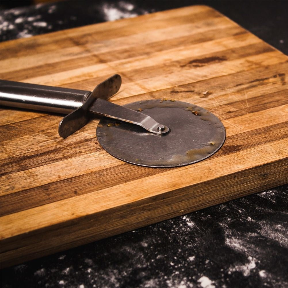 Stainless steel round pizza cutter - indispensable tool for pizza lovers